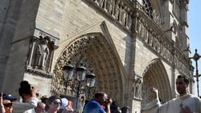 La traditionnelle procession de l'Assomption s'est élancée peu avant 17 heures du parvis de la cathédrale Notre-Dame de Paris, le 15 août 2016.