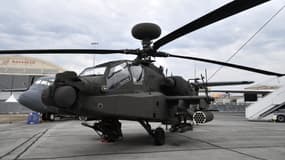 Un hélicoptère Boeing AH-64D Apache pris en photo en juin 2023 au salon du Bourget, près de Paris