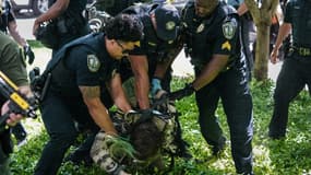 Des policiers arrêtent un manifestant lors d'une manifestation pro-palestinienne contre la guerre à Gaza à l'Université Emory le 25 avril 2024 à Atlanta, Géorgie
