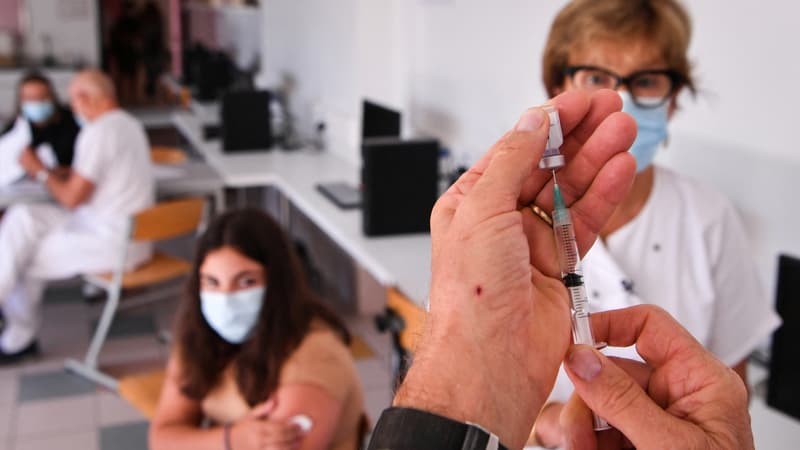 Un soignant préparant un vaccin pour une collégienne à Privas en Ardèche, le 6 septembre 2021