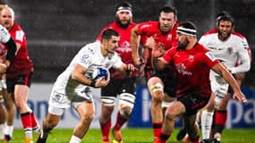 Thomas Ramos devant Rob Herring lors du match Ulster-Toulouse, le 11 décembre 2020