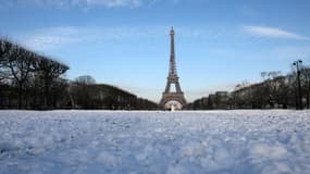 Le Champ de Mars enneigé, au pied de la tour Eiffel, le 8 février 2018