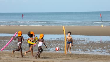 Baignade sur la plage de Deauville