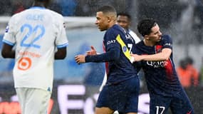 Kylian Mbappé transmet son brassard de capitaine à Vitinha au moment de son remplacement lors du match OM-PSG (0-2, L1), le 31 mars 2024