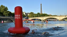 Des athlètes nagent dans la Seine lors de la finale du marathon fémini nde natation de 10 km aux Jeux olympiques de Paris 2024, le 8 août 2024 à Paris