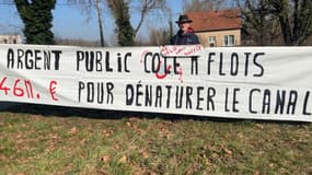 Opposants à la rénovation du canal du Rhône au Rhin lors d'une action le 5 mars à Marckolsheim