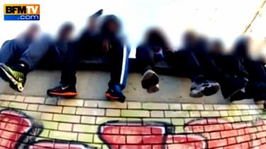 Une image du clip où les "bébé rappeurs" exhibent des liasses de billets.