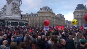 Plusieurs milliers de personnes rassemblées place de la République à Paris pour protester contre la réforme des retraites mardi 21 mars 2023.