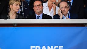 François Hollande siège entre Julie Gayet et Noël Le Graët