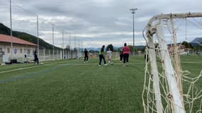 Des mères de famille jouant au foot à Veynes 