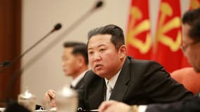Photo diffusée le 1er janvier 2022 par l'agence KCNA montrant Kim Jong Un à la tribune d'une réunion du comité central du Parti des travailleurs au pouvoir, à Pyongyang