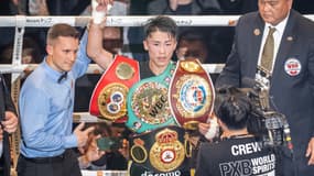Naoya Inoue avec les ceintures de champion incontesté des coqs après sa victoire sur Paul Butler en décembre 2022
