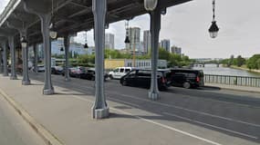 La passerelle située sous le pont métallique Bir Hakeim, dans le 15e arrondissement de Paris.