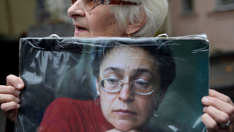 Une femme tient le portrait de la journaliste assassinée Anna Politkovskaïa, le 7 octobre 2016 à Moscou.
