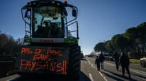Des agriculteurs bloquent l'autoroute A64 - Toulouse-Bayonne - à hauteur de Carbonne en Haute-Garonne, le 20 janvier 2024