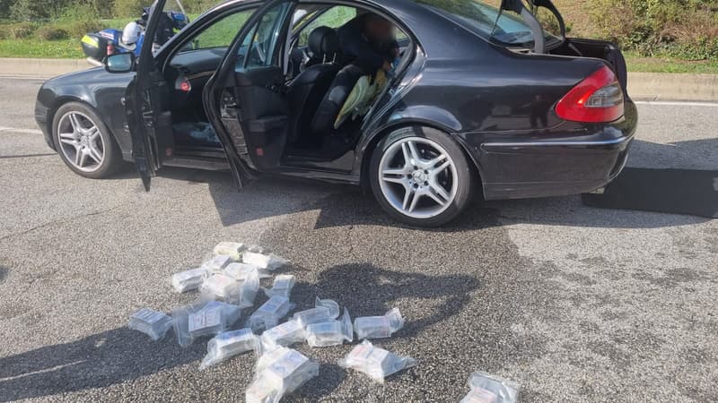 Les billets étaient cachés dans le réservoir de cette grosse cylindrée