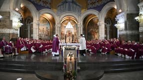 Des évêques lors d'une messe à la basilique Notre-Dame du Rosaire lors de l'assemblée plénière des évêques de France à Lourdes, le 3 avril 2025.