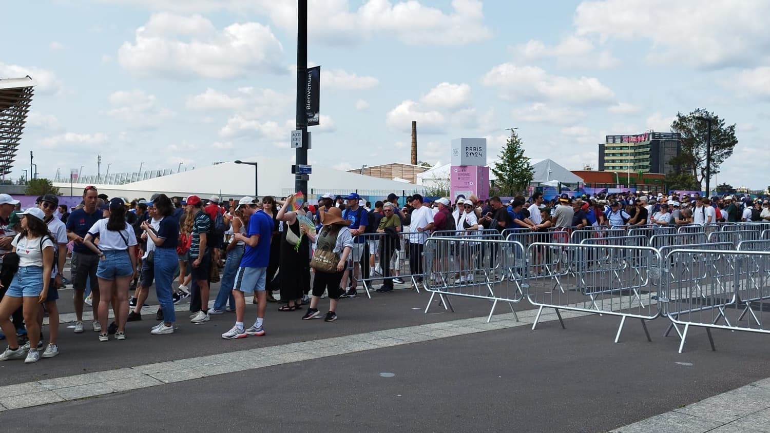 Les spectateurs attendent l'ouverture des grilles, à un peu plus d'une heure du début du tournoi olympique de rugby à 7 (le 24/07/2024) Les spectateurs attendent l'ouverture des grilles, à un peu plus d'une heure du début du tournoi olympique de rugby à 7 (le 24/07/2024)