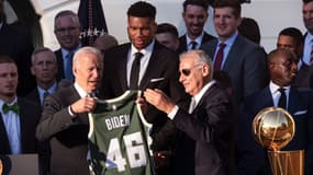 Joe Biden a reçu les Milwaukee Bucks et pose avec un maillot de l'équipe frappé du numéro 46 (comme 46e président des Etats-Unis)
