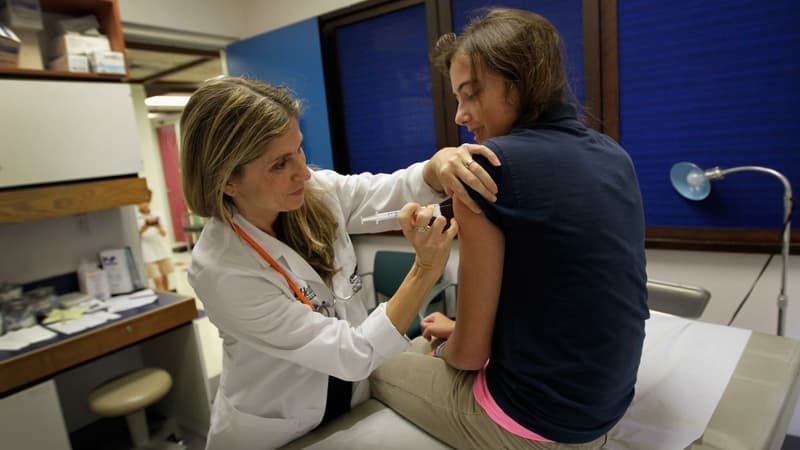 Une jeune fille se faisant vacciner contre le papillomavirus, à Miami, en Floride, le 21 septembre 2011.