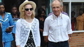 Madonna au Malawi, avec le Dr. Eric Borgstein, après sa visite du Queen Elizabeth Central Hospital, le 27 novembre 2014.
