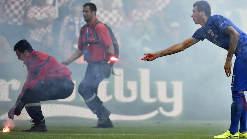 Des fumigènes sur la pelouse pendant Rép.tchèque-Croatie