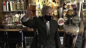 Royaume-Uni: Boris Johnson célèbre le déconfinement en s'offrant une bière