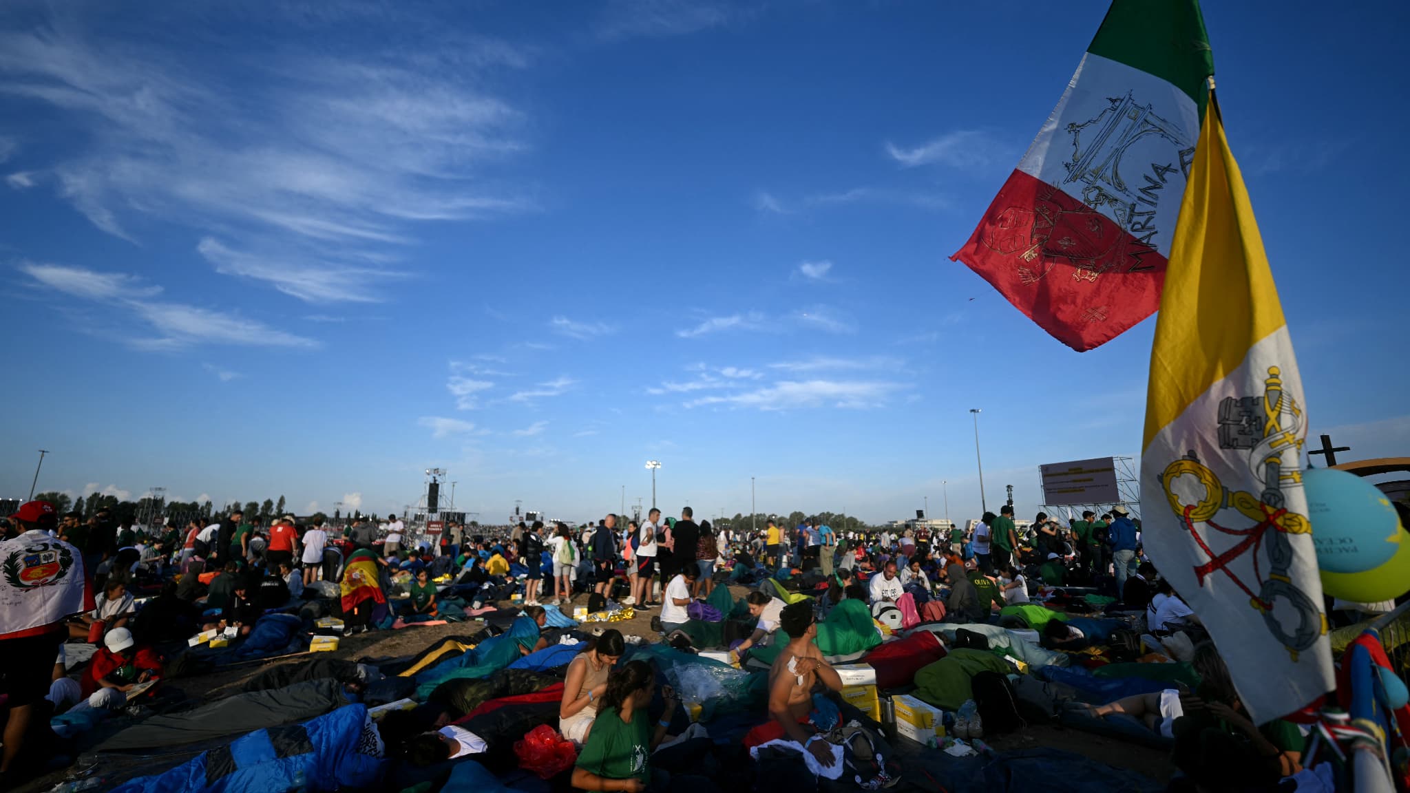 De jeunes fidèles attendent le pape Léon XIV qui dirigera une messe dans le quartier de Tor Vergata à Rome, dans le cadre du Jubilé de la jeunesse, le 3 août 2025.