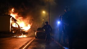 Des policiers devant un camion en feu à Nantes, le 1er juillet 2023