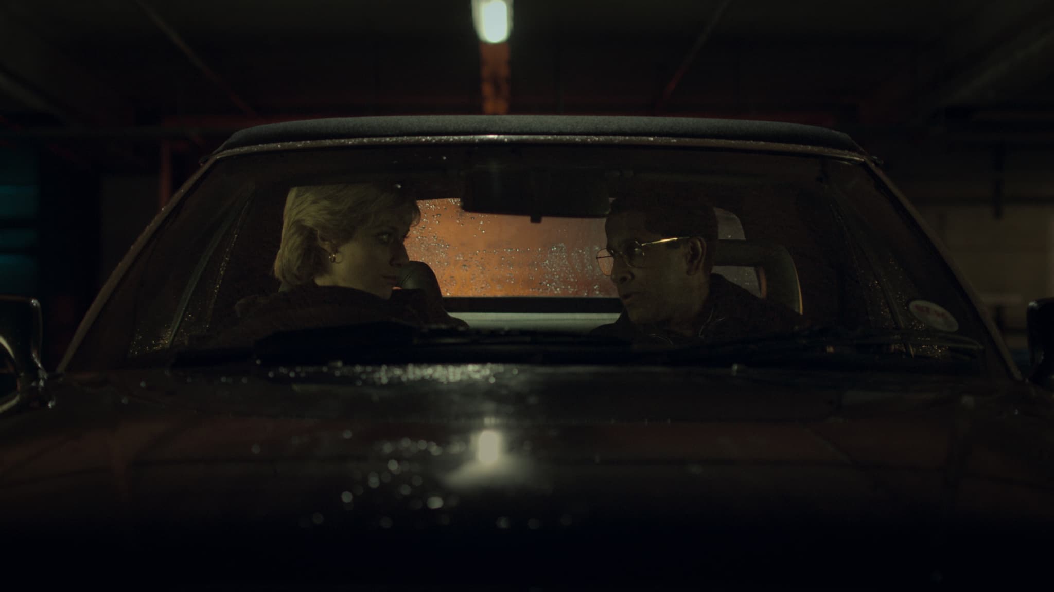 Prasanna Puwanarajah (Martin Bashir) et Elizabeth Debicki (la princesse Diana) dans The Crown, saison 5.