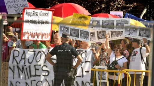 Des manifestants protestent contre le chef du gouvernement espagnol Mariano Rajoy avant son arrivée au tribunal à San Fernando de Henares, près de Madrid, le 26 juillet