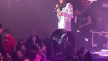 Jenifer intervient en plein concert
