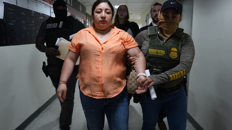 Une femme arrêtée par la police de l'immigration dans un tribunal de New York le 26 juin 2025
