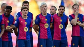 Dani Olmo entouré de plusieurs de ses nouveaux coéquipiers au FC Barcelone, le 12 août 2024