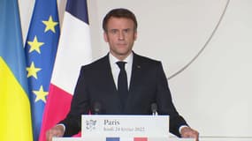 Emmanuel Macron s'exprime à Paris le 24 février 2022 après le commencement de l'invasion de la Russie en Ukraine
