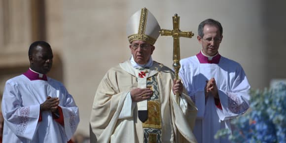 Le pape François célèbre la messe de Pâques place Saint-Pierre à Rome, dimanche.