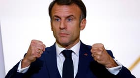 Le président Emmanuel Macron lors d'une réunion avec des dirigeants de PME, des membres de fédérations professionnelles et des élus locaux pour lancer le nouveau programme ETIncelles, le 21 novembre 2023 à l'Elysée, à Paris