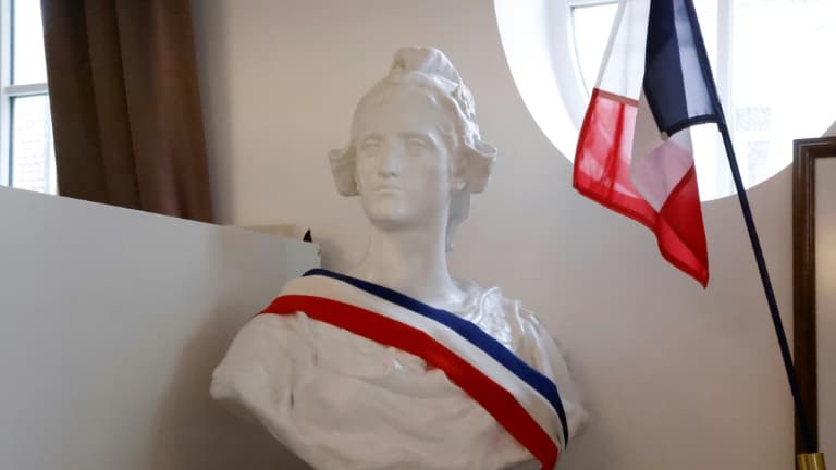 Le buste de Marianne et le drapeau tricolore au sein d'une mairie. (Photo d'illustration)