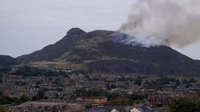 Un feu en cours sur Arthur's Seat, colline emblématique du centre d'Édimbourg (Écosse), le 10 août 2025.