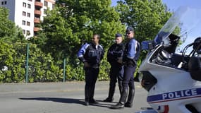 Des policiers au pied de l'immeuble de Souad Merah, à Toulouse.