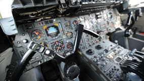 Une photo prise le 18 juillet 2012 montre le manche et les instruments de navigation dans le cockpit d'un avion Concorde de présérie à l'aéroport de Blagnac, dans le sud de la France.