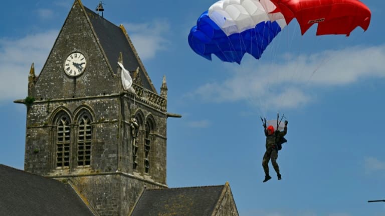 Un parachutiste au-dessus de Sainte-Mère-Eglise (Manche) le 5 juin 2024