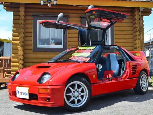 Des portes papillon, des prises d'air dignes d'une Ferrari, mais seulement 3,29 mètres de longeur. La Mazda AZ-1, la folie à la japonaise !