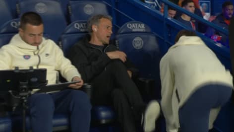 Luis Enrique, entraîneur du PSG, porte une oreillette, 6 avril 2024