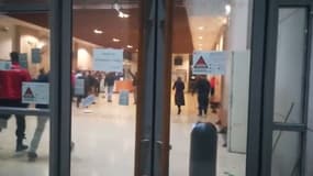 Plusieurs personnes, non masquées, applaudissent à la fin de l'évacuation de la faculté de droit par des hommes cagoulés et armés. 