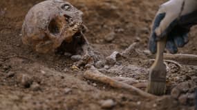 Un archéologue travaille à des fouilles menées par l'Association hispano-irlandaise dans une chapelle en ruine à Valladolid, le 28 mai 2020 (photo d'illustration).
