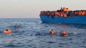 Des migrants sur une embarcation de fortune en Méditerranée.