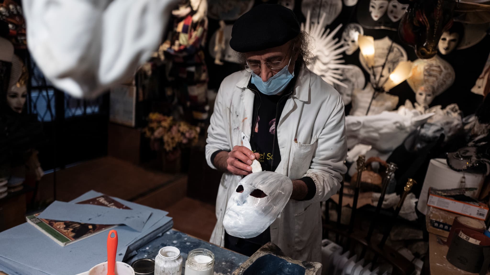Hamid Seddighi, 63 ans, confectionne des masques pour le carnaval de Venise dans son atelier, le 6 février 2021