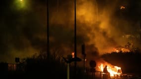 Des feux allumés sur une barricade à Fort-de-France, en Martinique, lors de violences urbaines, le 25 novembre 2021
