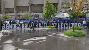 Les supporters du CUP devant le Parc des Princes